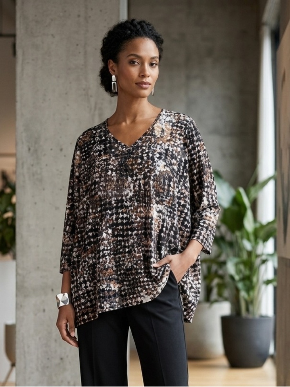 Women’s V-Neck Printed Top in Black, White & Brown size XL unbranded B014